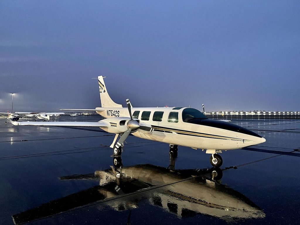 Piper Aerostar 600 piston for Switzerland charter
